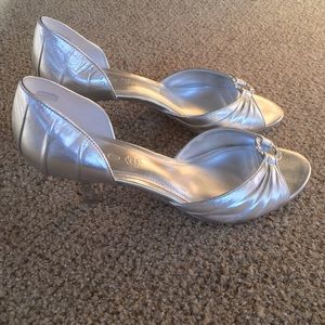 Aldo / silver peep toe pumps with kitten heels